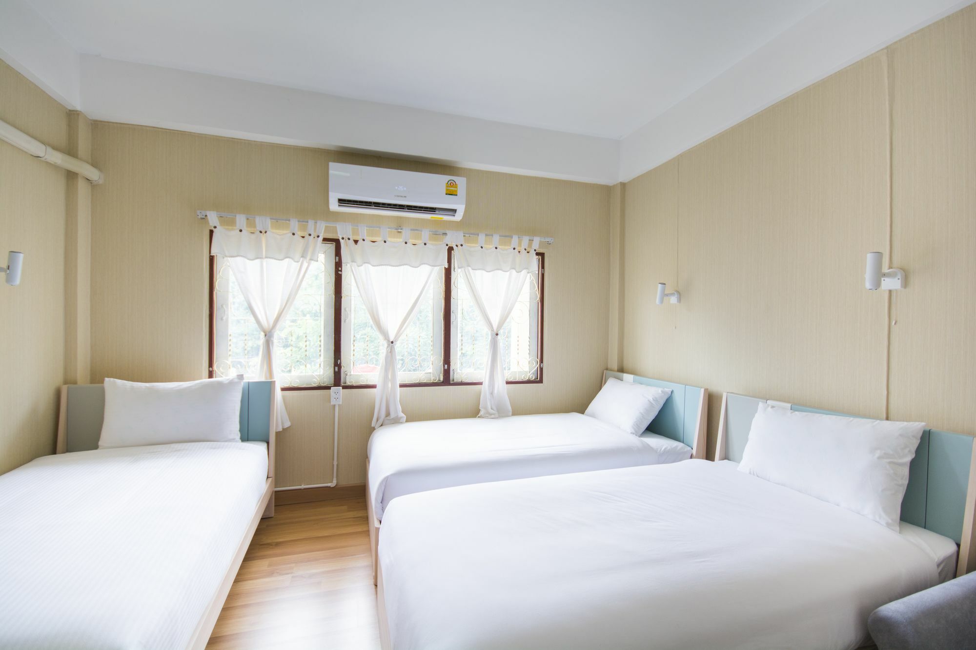 Oyo 743 Sweet Mango Cafe And Hostel Chiang Mai Ngoại thất bức ảnh