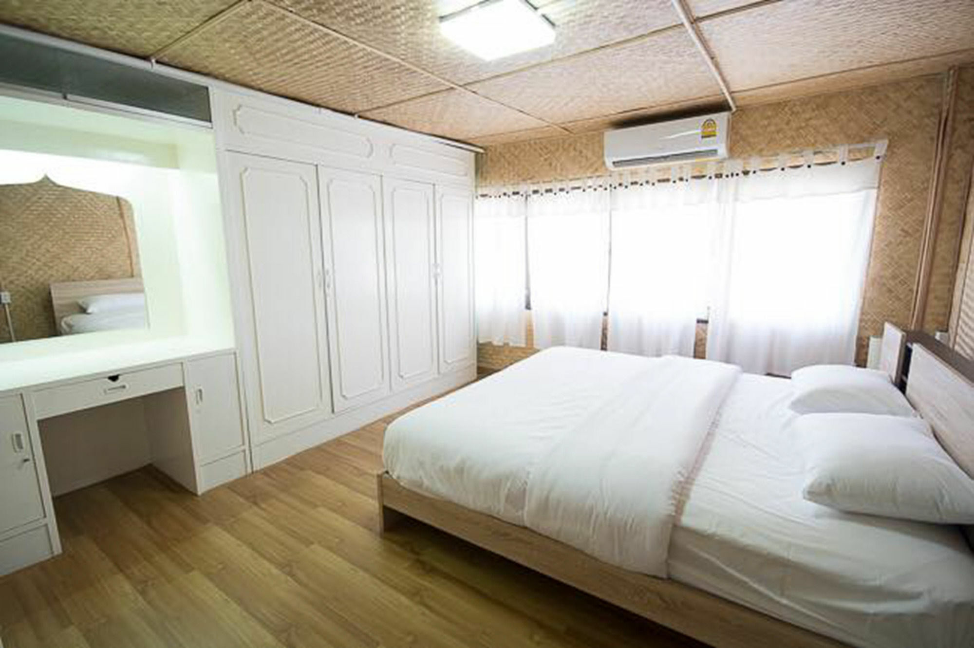 Oyo 743 Sweet Mango Cafe And Hostel Chiang Mai Ngoại thất bức ảnh