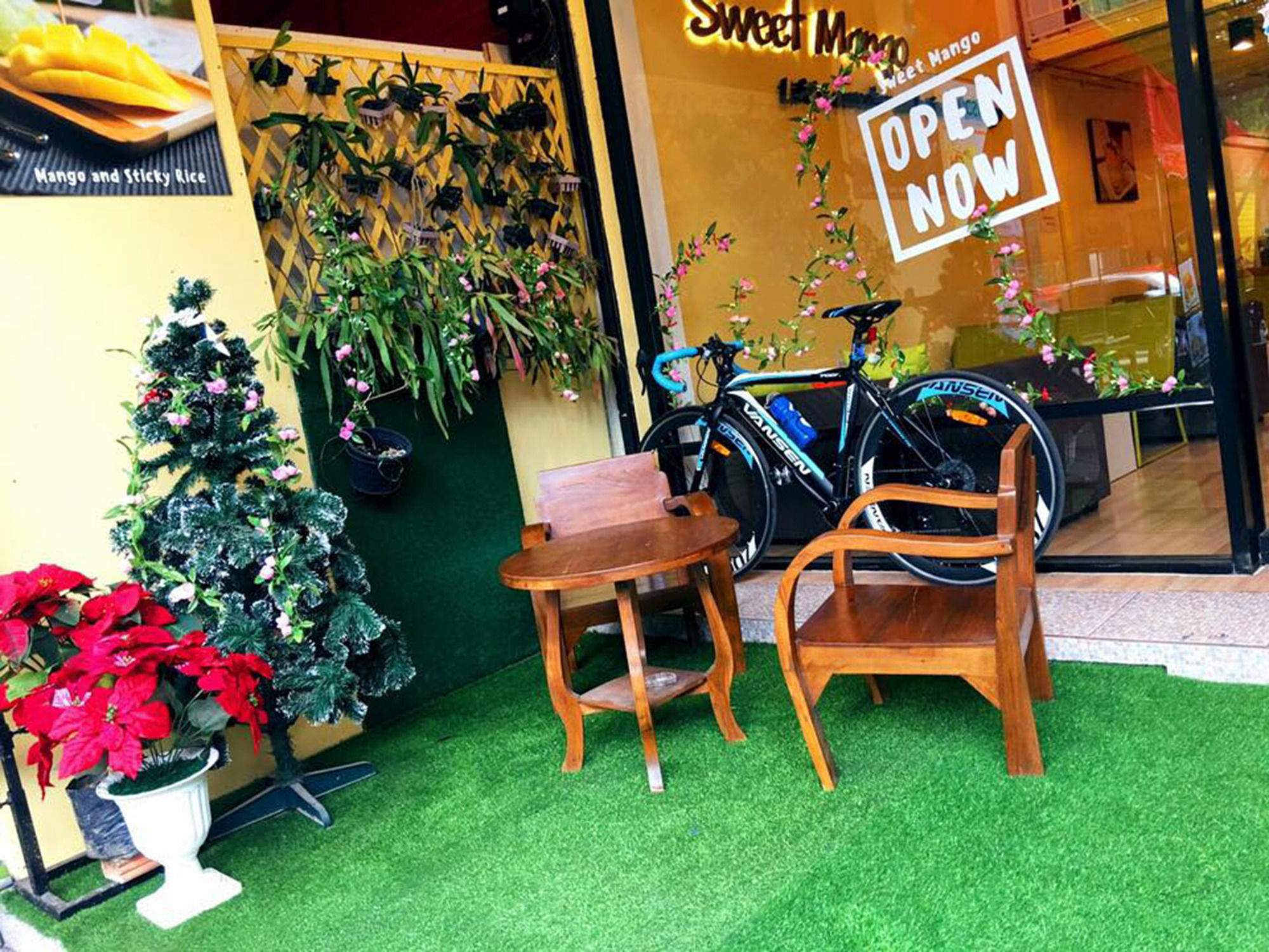 Oyo 743 Sweet Mango Cafe And Hostel Chiang Mai Ngoại thất bức ảnh
